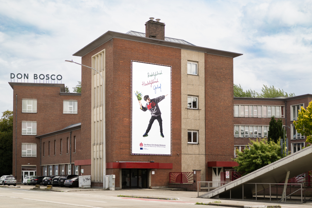 Banner van het kunstproject aan de straatzijde van de school
